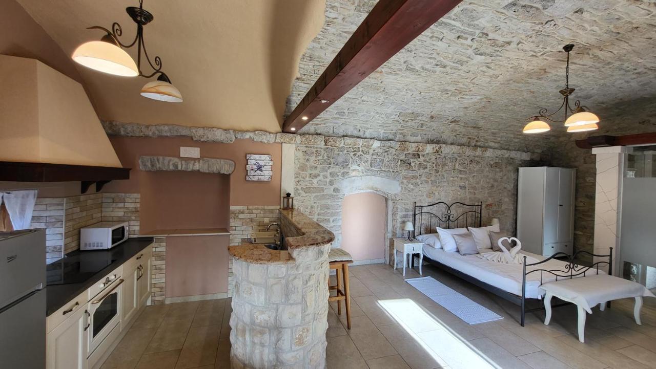 Stone House Apartments Didini Dvori 룸바르다 외부 사진